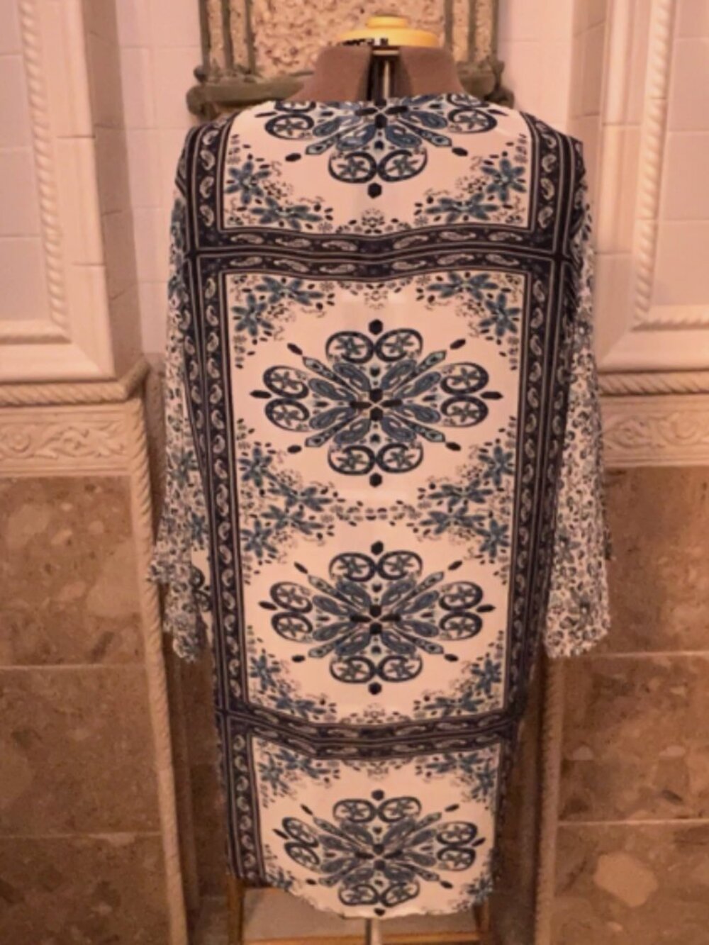 H & M Divided. Size Large. Chiffon Border Print Kimono Asymmetrical Blue B31